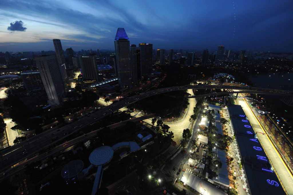 F1 | Il GP di Singapore festeggia 10 anni con un cartello molto particolare