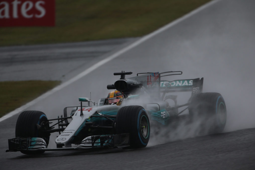 F1 | Hamilton: “Ingiusto non correre sotto l’acqua, così derubiamo i fan”