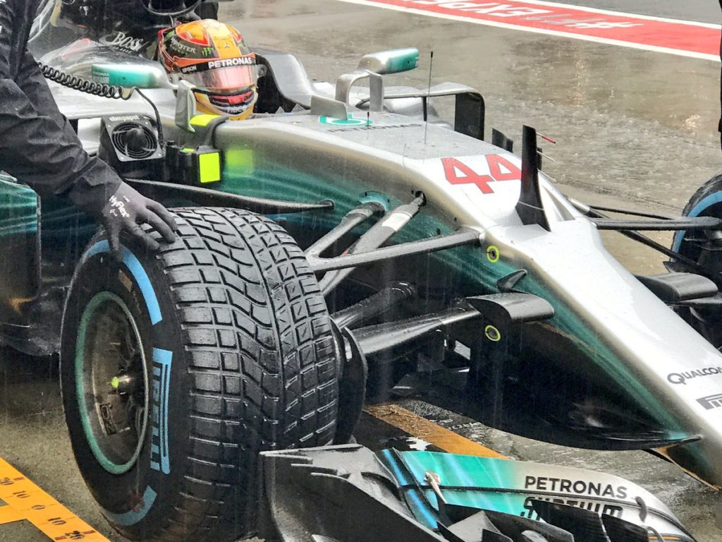 F1 GP Giappone, Prove Libere 2: Hamilton davanti in una sessione allagata