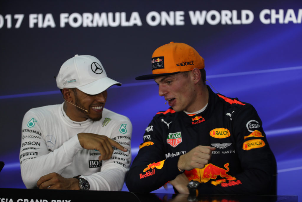 F1 | Hamilton sul sorpasso di Verstappen: “Se ci fosse stata l’erba non sarebbe andato fuori pista”