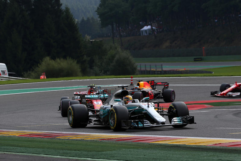 F1 | Hamilton: “Io, Alonso, Vettel e Verstappen i migliori; sarà un 2018 spettacolare”