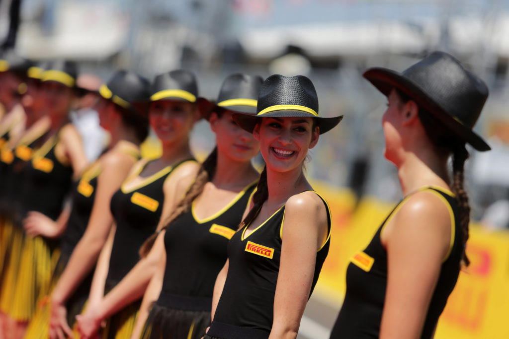 F1 | Le ombrelline difendono il loro ruolo: “Non siamo solo belle ragazze”