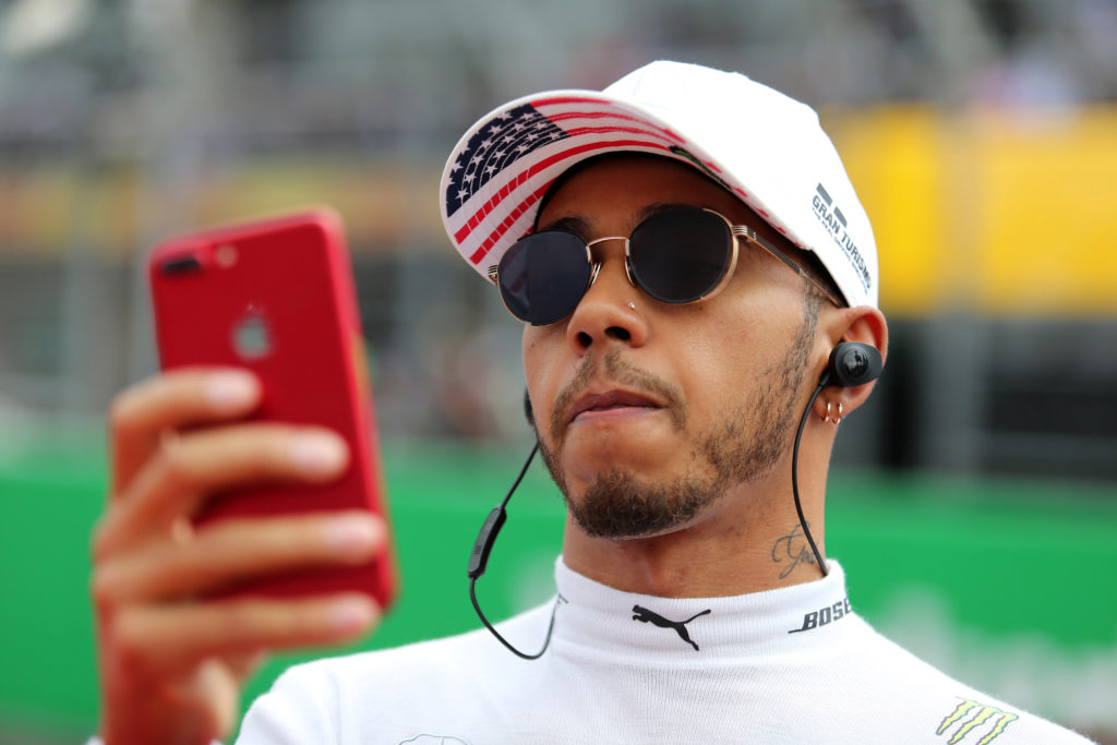 F1 | I segreti di Lewis Hamilton: rapporti sessuali a tre e una paura molto strana