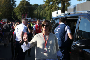 Formula 1 | Claire Williams si schiera dalla parte di Liberty Media: “Grid Girls? Le donne vivranno il paddock sotto altre vesti”
