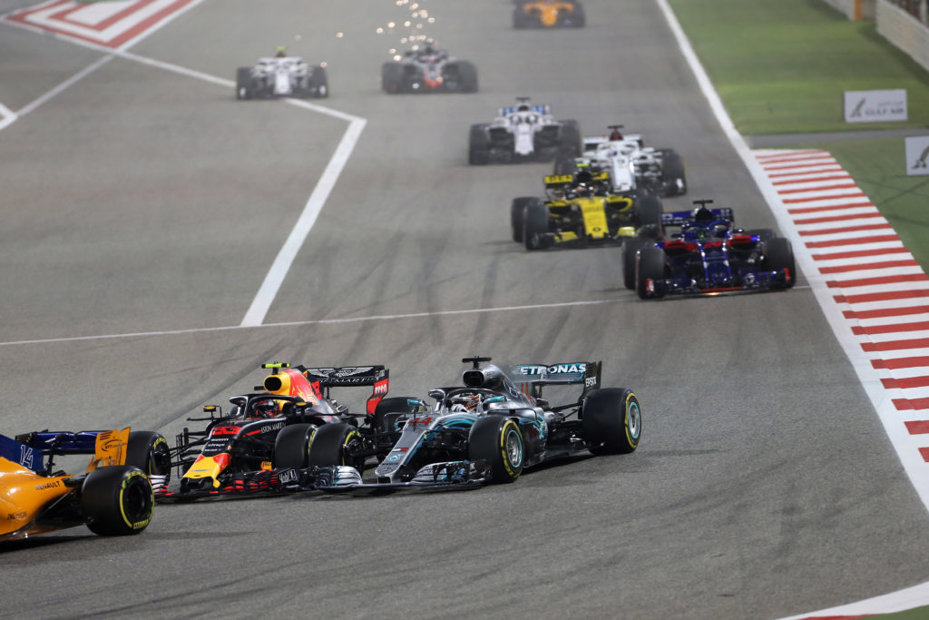 F1 | Stretta di mano tra Hamilton e Verstappen: chiusa la polemica sul sorpasso in Bahrain