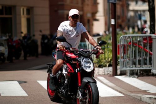 F1 | Hamilton non dà il buon esempio: senza casco per Monte Carlo