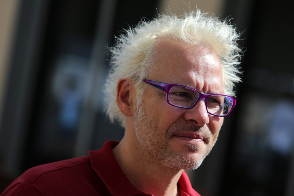 F1 | Villeneuve critica la FIA: “Hanno penalizzato Raikkonen perché ha toccato Hamilton”