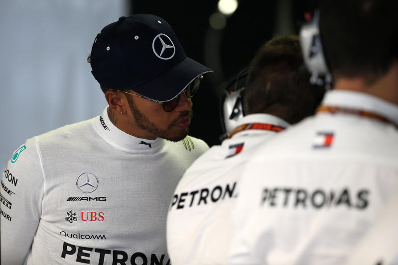 F1 | Hamilton: “La Ferrari ha un piccolo vantaggio ma stiamo spingendo al massimo”