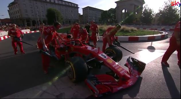 F1 | Piccolo incidente per Vettel durante l’esibizione [Video]