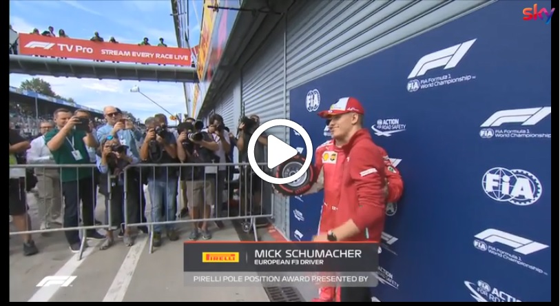 F1 | GP Italia, Mick Schumacher consegna il premio Pirelli a Kimi Raikkonen [VIDEO]