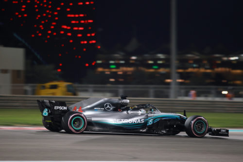 F1 | Mercedes, Hamilton e Bottas in pista ad Abu Dhabi con i mozzi forati