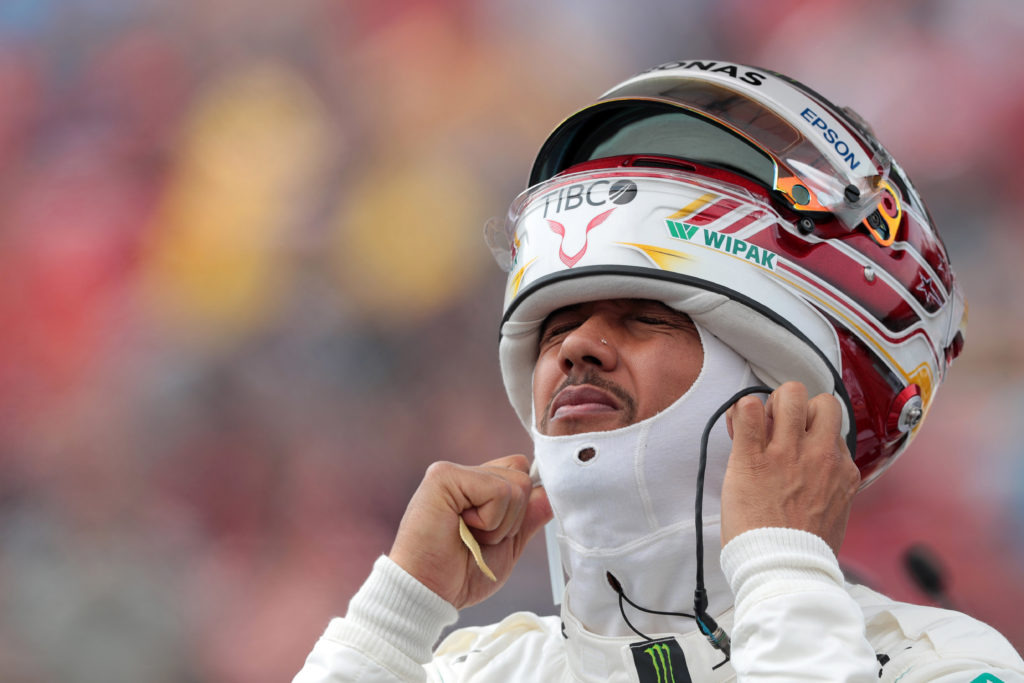 F1 | Piccolo spavento per Hamilton: cade senza conseguenze mentre prova una Superbike