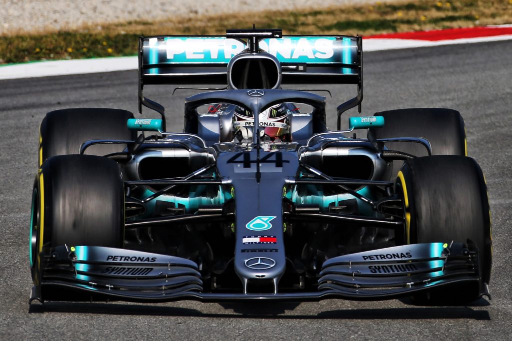 F1 | Mercedes, Hamilton perplesso: “Nuovi regolamenti? Qualche punto di carico in meno, ma il feeling è lo stesso”