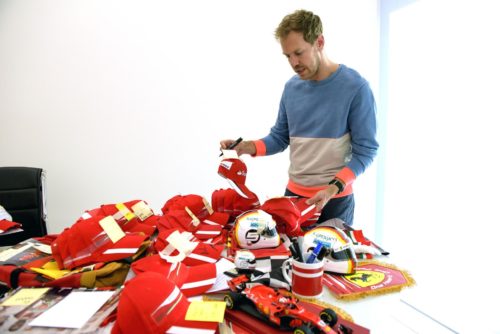 F1 | Ferrari et Vettel à Maranello pour signer des casques et des casquettes à livrer aux fans clubs