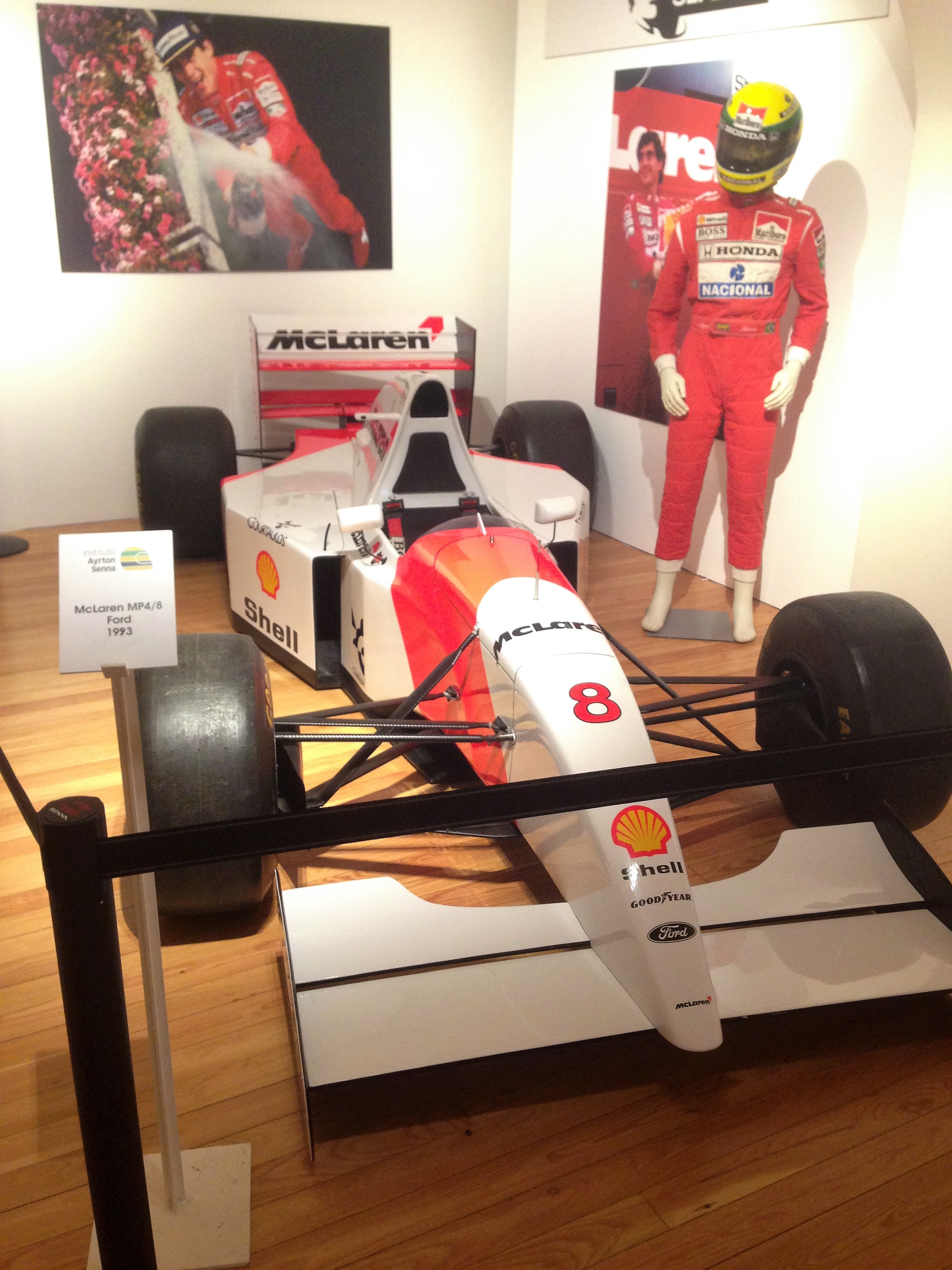F1  “Ayrton Senna 25”: viaggio all'interno della mostra che celebra il  mito brasiliano [FOTOGALLERY]