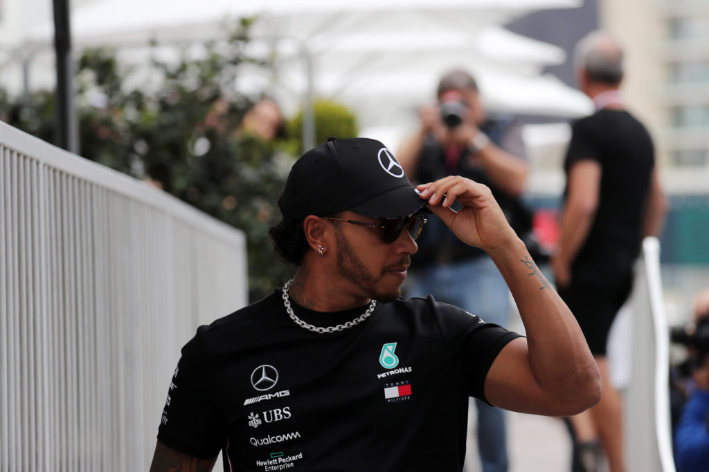 F1 | Team order Ferrari, Hamilton si schiera con Leclerc: “Capisco come si sente Charles”