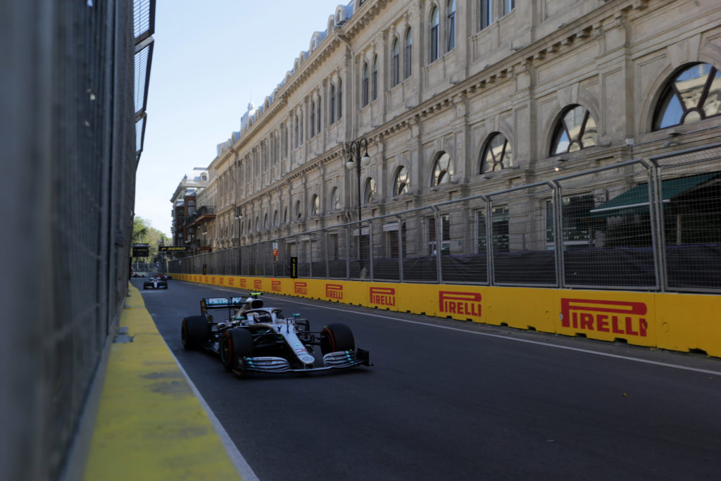 F1 | Mercedes, Vowles sulla strategia adottata in qualifica a Baku: “La scia valeva quattro decimi”
