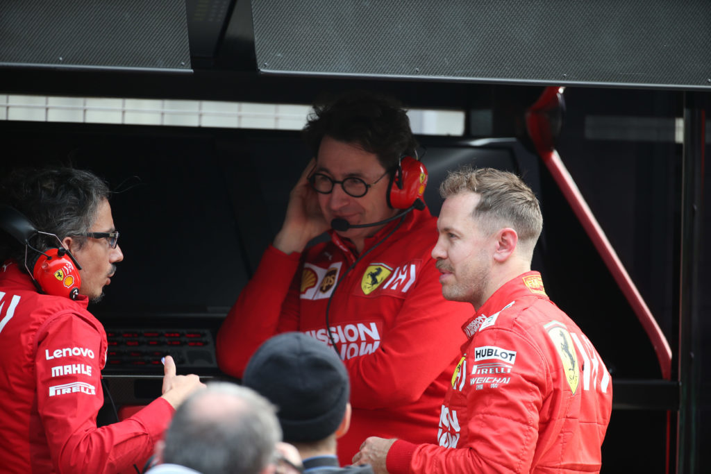 F1 | Ferrari, Vettel su Binotto: “Sta facendo bene, mantenendo la squadra calma e unita”