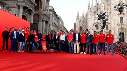 90 anni Scuderia, Vettel e Leclerc accolti da un bagno di folla a Milano