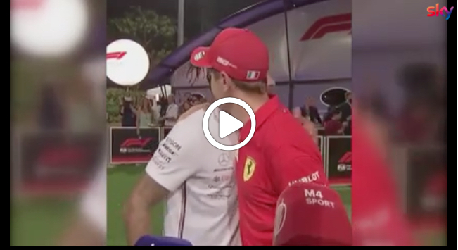 F1 | GP Singapore, sorpresa Hamilton: interrompe l’intervista e abbraccia Vettel [VIDEO]