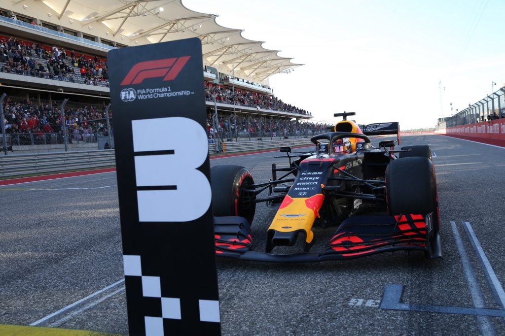 F1 | Red Bull, Verstappen elogia Hamilton per il sesto mondiale: “E’ impressionante, se lo merita!”