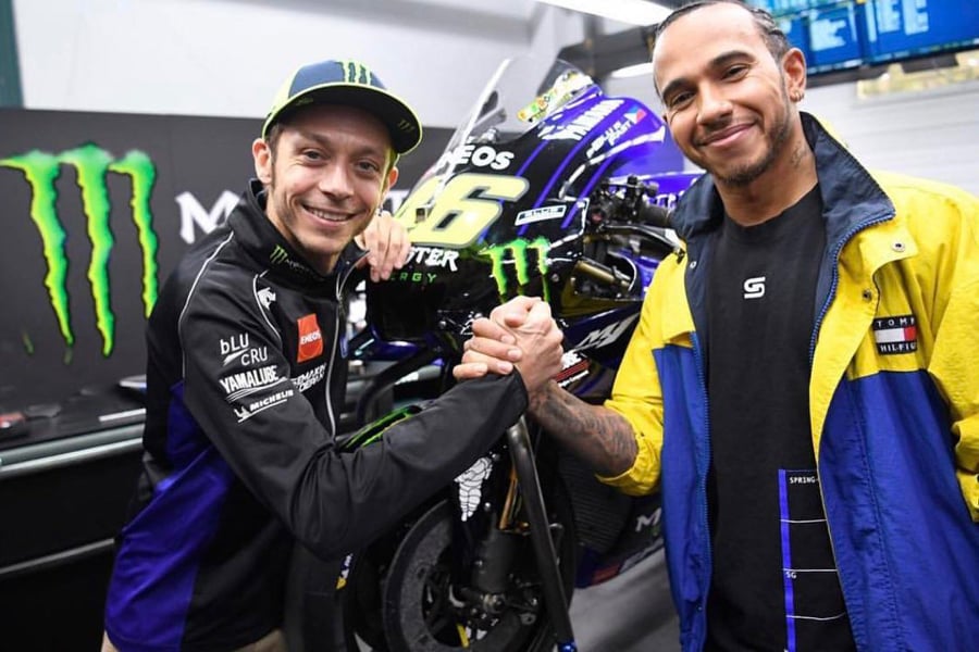 F1 | Hamilton pronto allo scambio con Rossi: “Non vedo l’ora di salire in sella alla Yamaha”