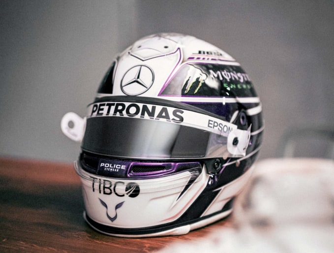 F1 | Hamilton mostra il casco 2020