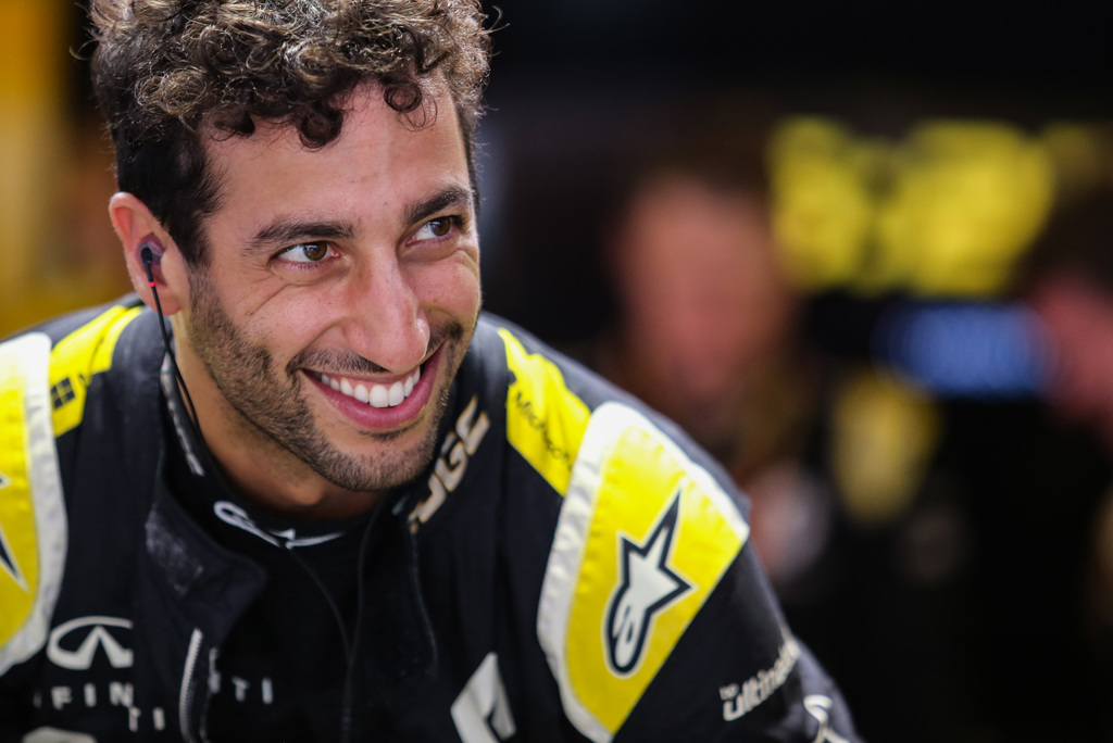 F1 | Ricciardo show: parkour improvvisato [VIDEO]