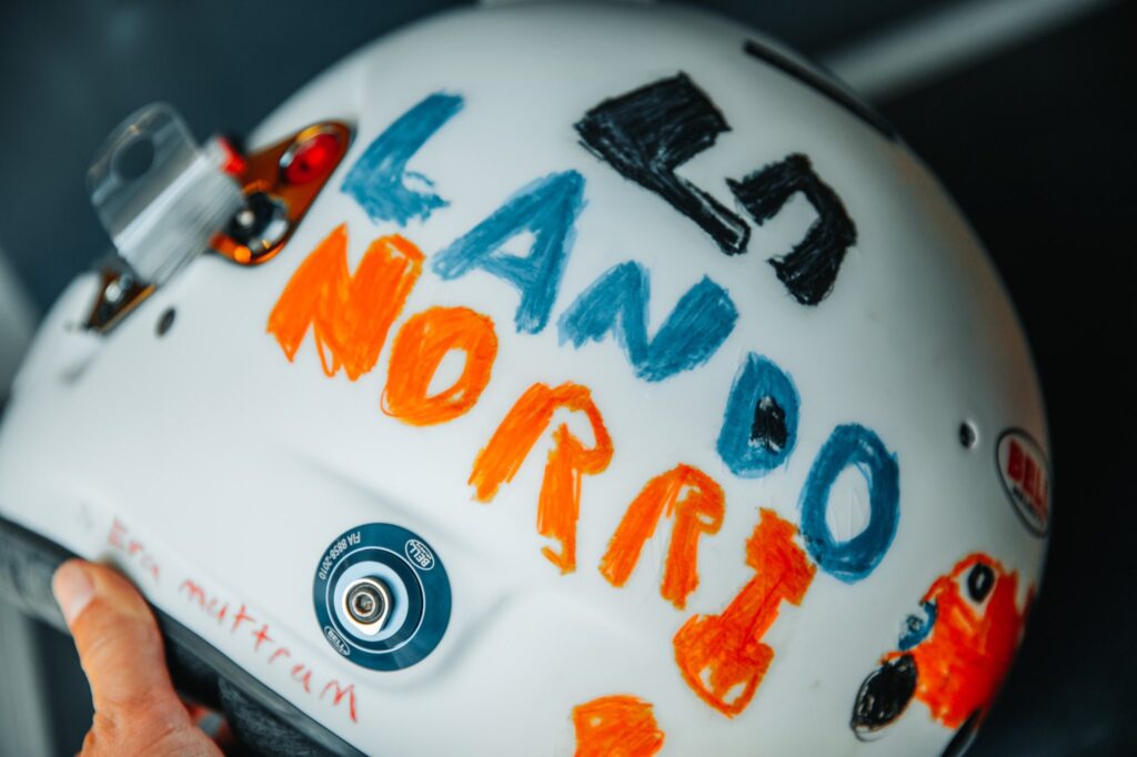 Foto Autografata Di Lando Norris 2023 Per Casco – Stampa A4 Lucida, Espositore Da Parete, Autografo Prestampato, Regalo Per Fan F1