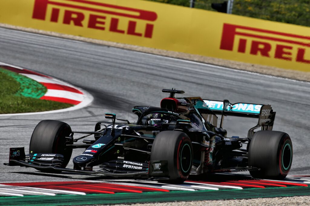 F1 | Mercedes, Hamilton sul contatto con Albon: “Mi è sembrato un incidente di gara”