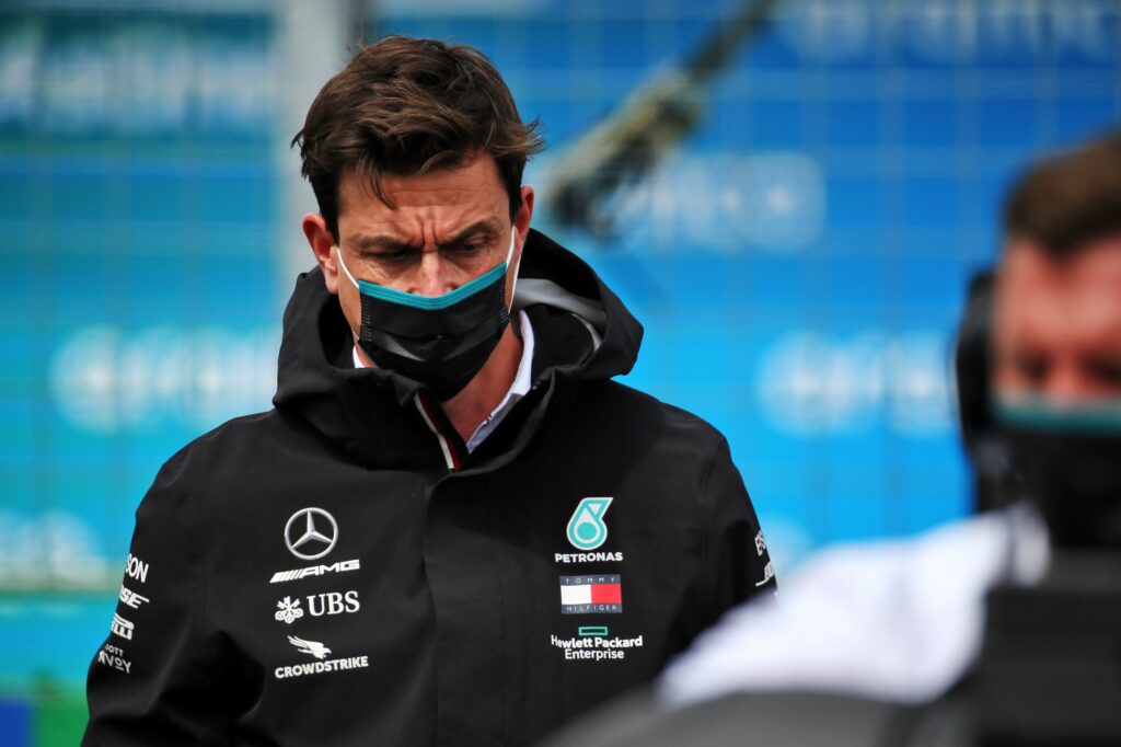 F1 | Mercedes, Wolff non abbassa la guardia: “Un ritiro potrebbe annullare il vantaggio di Lewis”