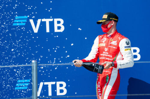 F2 | Mick Schumacher sul podio di gara-2 in Russia
