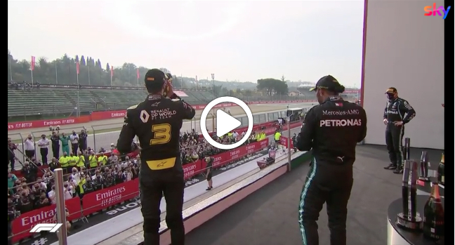 F1 | Hamilton beve dalla scarpa di Ricciardo sul podio del GP di Imola [VIDEO]