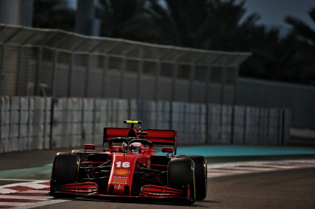 F1 | Ferrari, Leclerc in sesta fila ad Abu Dhabi: “Non penso sia un vantaggio partire con le medie”