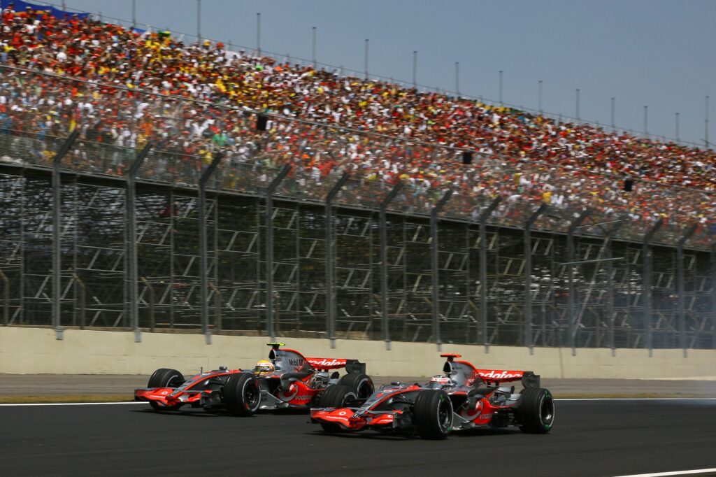 F1 | Alonso ricorda il duello con Hamilton: “109 pari, io passai da Michelin a Bridgestone”
