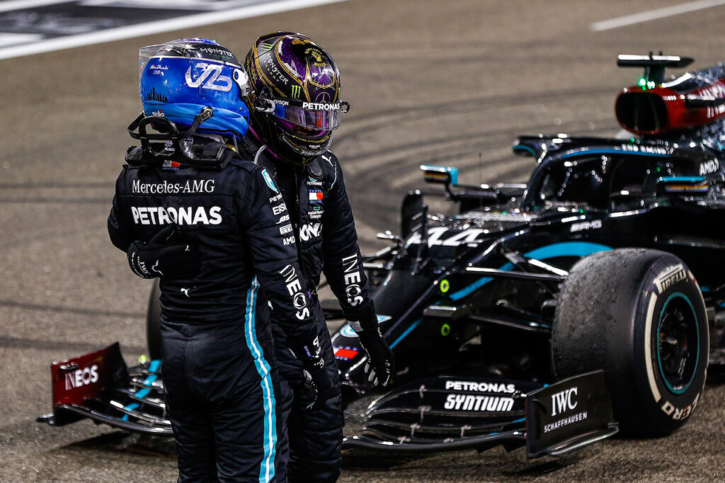 F1 | Hamilton si schiera con Bottas: “Non ha bisogno di difendere i risultati ottenuti nel 2020”