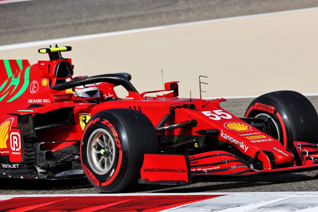 F1 | Ferrari, Sainz sul primo giro di Sakhir: “Volevo conoscere la macchina in aria sporca”