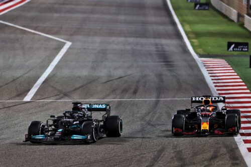 F1 | I commissari e la FIA provano a spiegarsi senza successo: il duello Hamilton-Verstappen andava gestito diversamente