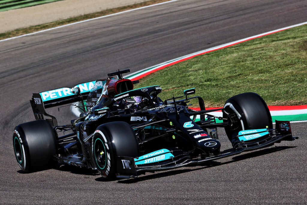 F1 | Hamilton in pole ad Imola, Perez beffa Verstappen all’ultimo respiro
