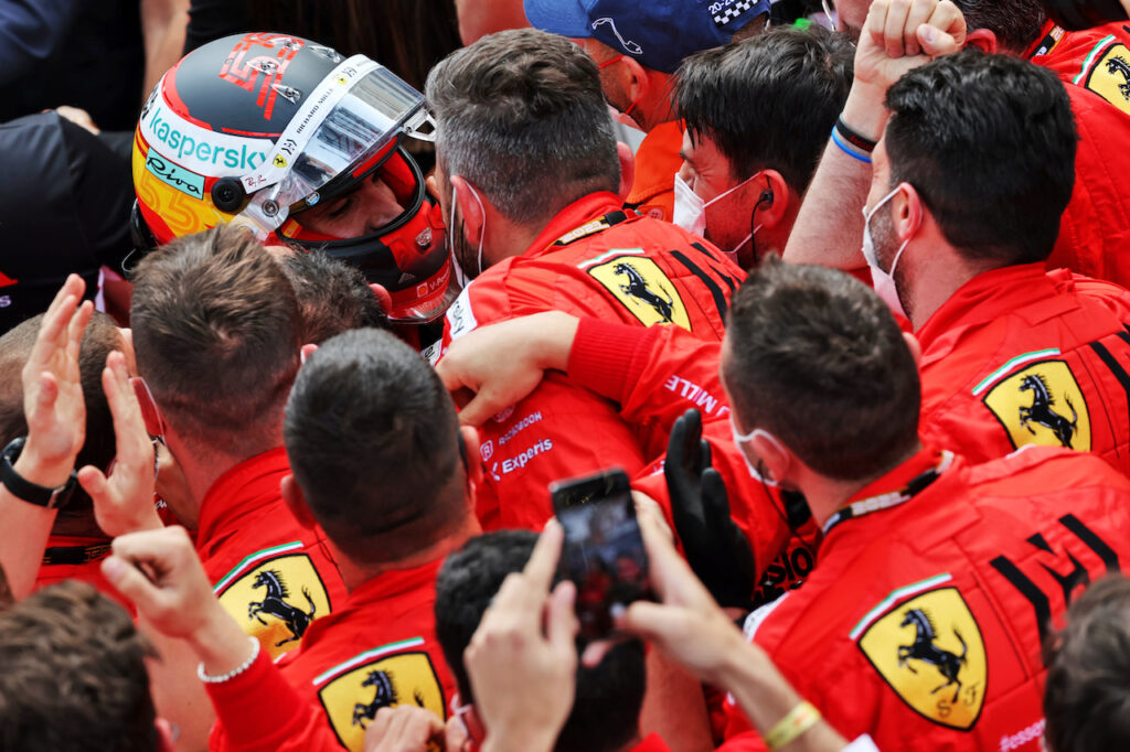 F1 | Ferrari, Sainz: “Al momento siamo in battaglia più con la McLaren che con la Red Bull”