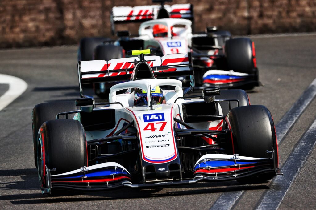 F1 | Haas, Schumacher supera Mazepin nel finale: qualche screzio tra i due [VIDEO]