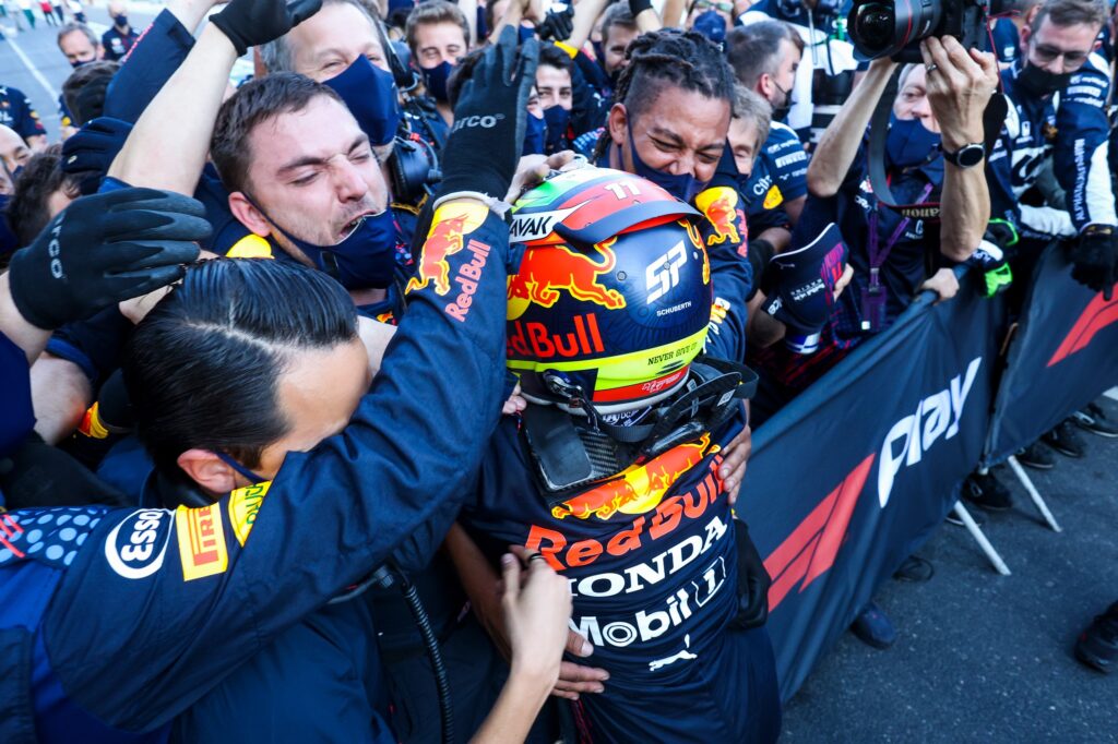 F1 | Red Bull, Horner: “Checo aveva un problema di pressione idraulica nel finale”
