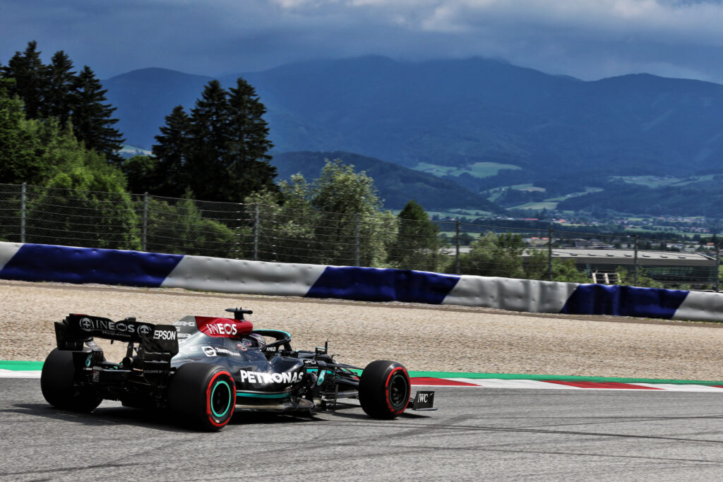 F1 | Mercedes, Lewis Hamilton ammette: “La Red Bull ci sta bastonando”