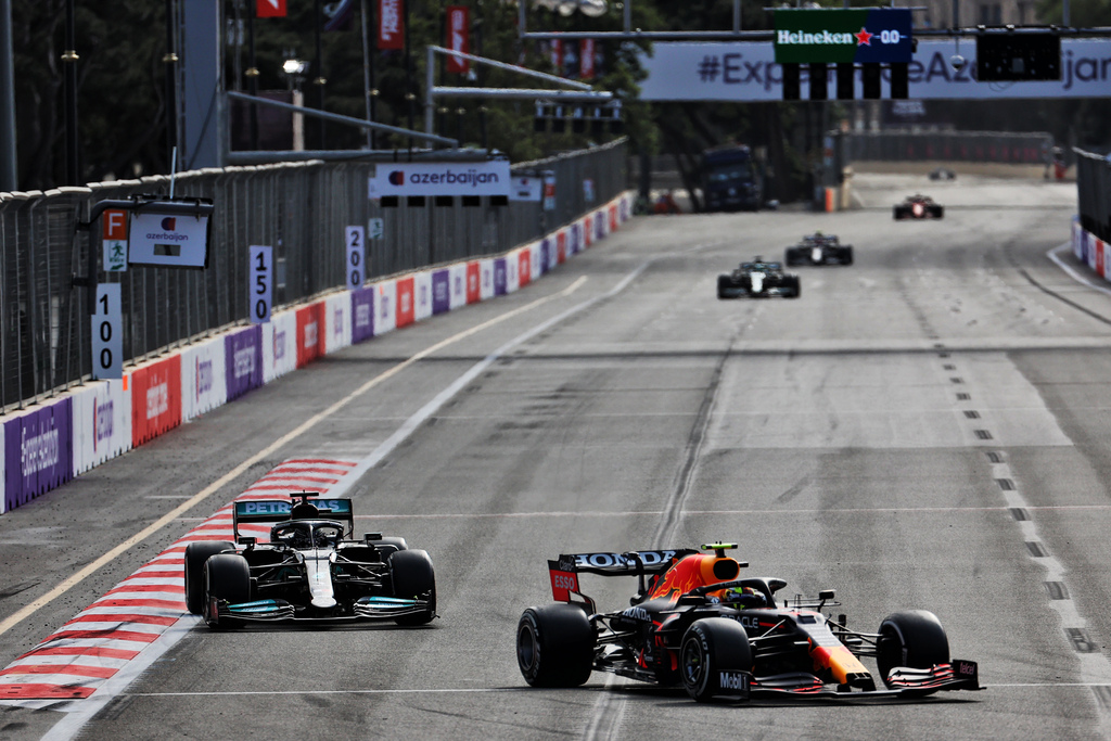 F1 | Gara pazza a Baku! Vince Perez, Vettel sul podio