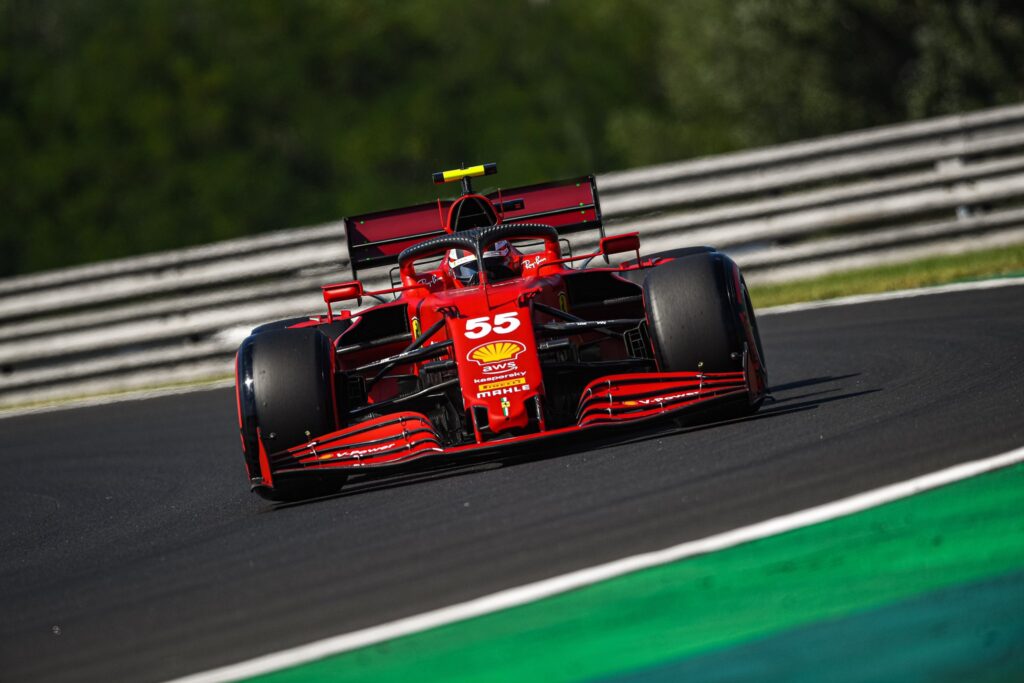 F1 | Ferrari, rotto il coprifuoco per montare la terza power unit sulla SF21 di Sainz