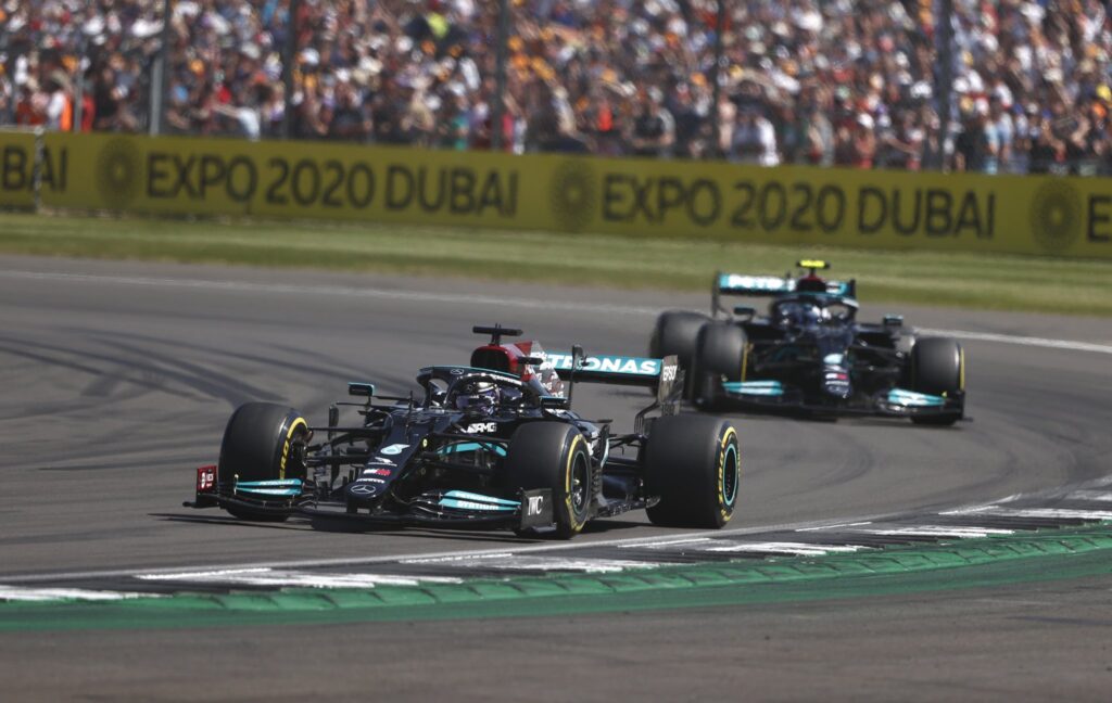 F1 | Hamilton trionfa a Silverstone: “Gara difficile. Credo di aver lasciato spazio a Verstappen”