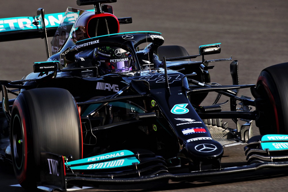 F1 | Mercedes, Hamilton: “È solo un piccolo passo in avanti, la gara di domani sarà dura”