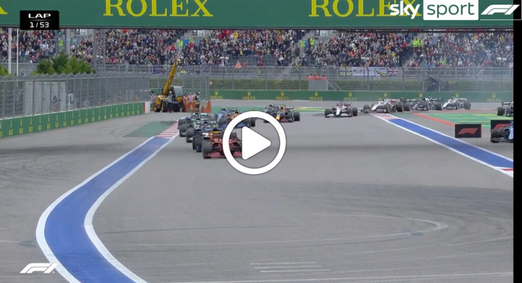 F1 | Sainz scatta bene al via e passa al comando del GP di Russia: la partenza a Sochi [VIDEO]