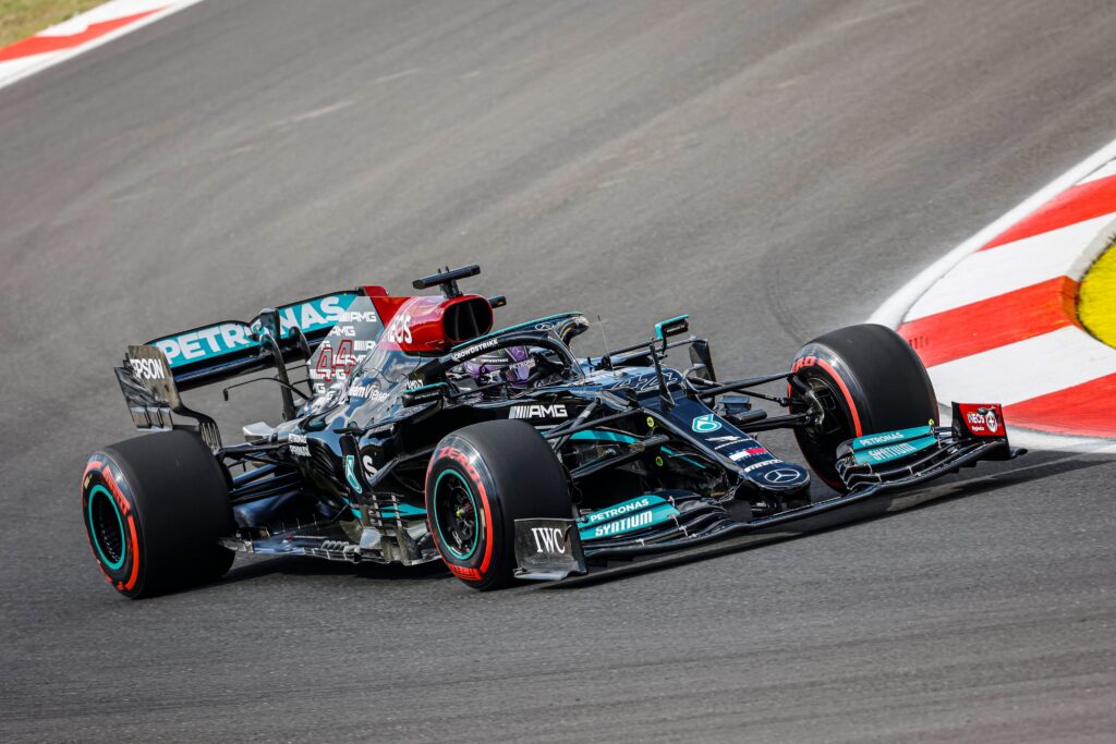 F1 | Mercedes, Hamilton: “Sessione insidiosa, ma il team ha svolto un lavoro fantastico”