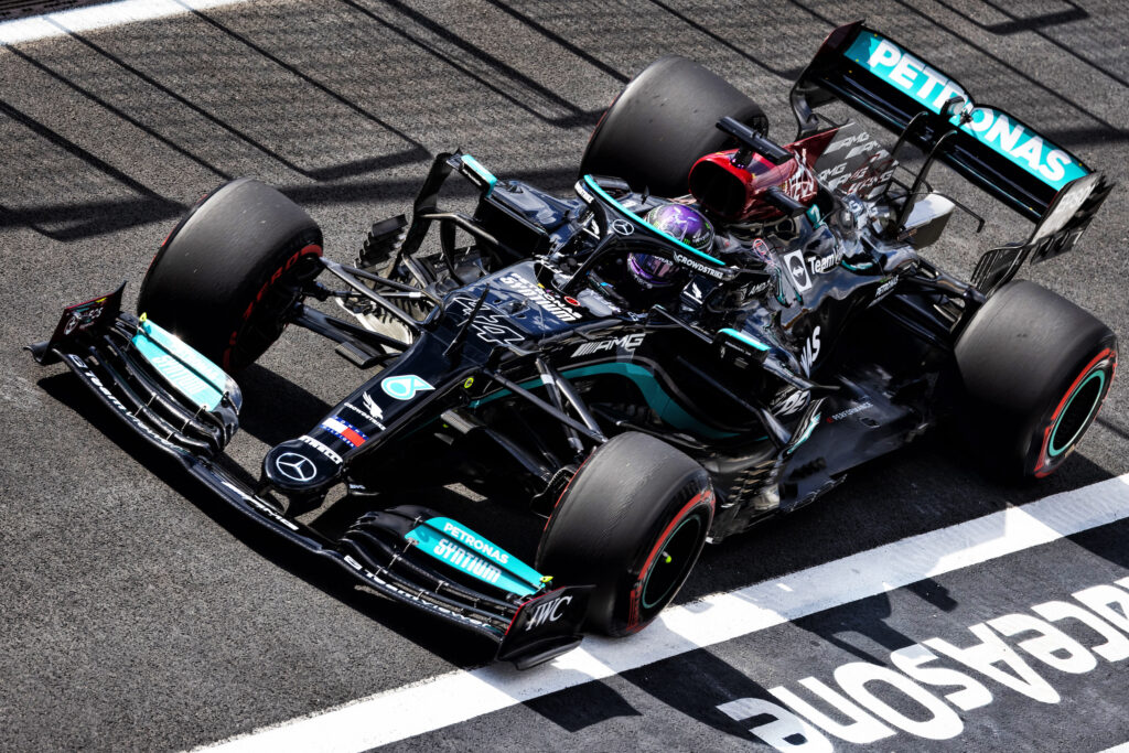 F1 | Mercedes, Lewis Hamilton vola ma rivela: “Spero non piova!”